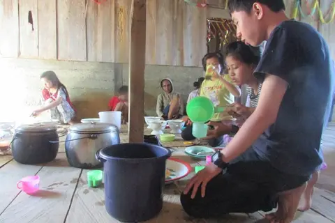 Mempersiapkan makan siang