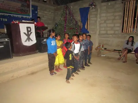 Puji-pujian dari anak sekolah minggu